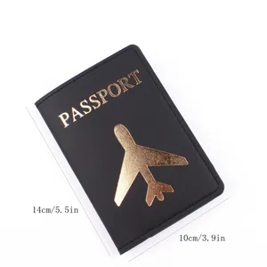 Vista di dettaglio del passaporto in pelle PU nera con motivo aereo e testo dorato.