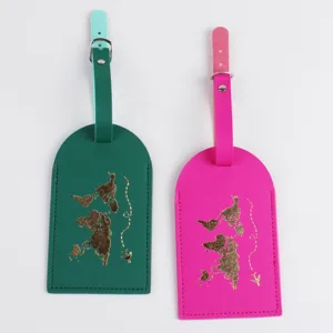 Set di etichette per valigie in pelle PU verde scuro e rosa con mappa del mondo dorata.