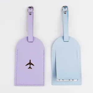 Set di etichette per bagagli in pelle PU viola e azzurro con cinturini con fibbia.