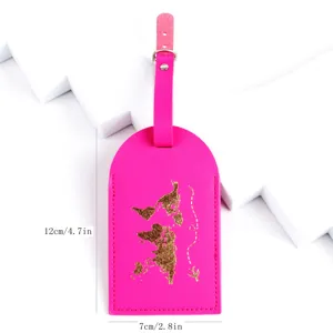 Etichetta per valigia in pelle PU rosa brillante con mappa del mondo dorata e dettagli.