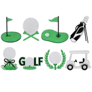 Vue detaillee de patchs brodes sur le theme du golf avec drapeaux, balles et voiture.