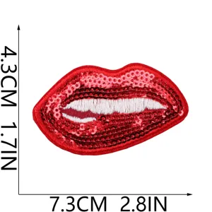 Vue détaillée du patch brodé lèvres en paillettes rouges, badge en tissu brillant pour vêtements.