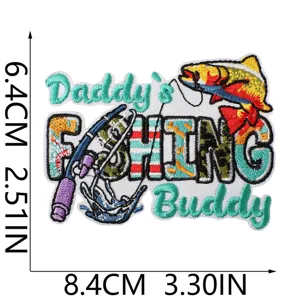 Detailansicht des bunten Angel-Stickaufnähers mit Angelrute und Fischmotiv für Jeansjacken.