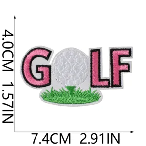Vue rapprochée de l'écusson brodé de golf avec lettres roses et motif de balle.