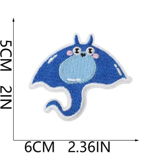 Süßer blauer Mantarochen Stickaufnäher, detailliertes Meeres-Stoffabzeichen zur Kleidungsdekoration.