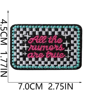 Detalle de parche bordado con dimensiones, texto rosa bonito y borde a cuadros para chaqueta.