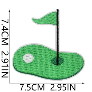 Gros plan de l'écusson brodé de drapeau de golf, coutures détaillées et bords propres pour vêtements.
