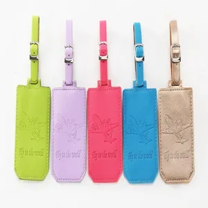 Étiquettes de bagage colorées en cuir PU avec lanières réglables et motif d'avion.