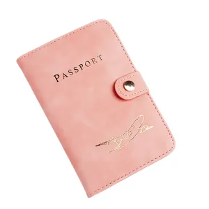 Porta passaporto minimalista in pelle PU rosa con chiusura a pressione e design da viaggio.