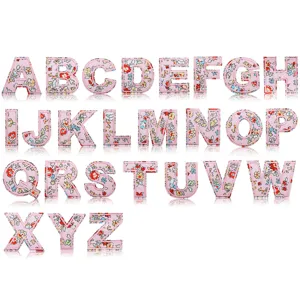 Toppe ricamate con alfabeto a fiori rosa, simpatici badge decorativi in tessuto per vestiti.