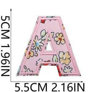 Toppa con lettera A ricamata con fiori rosa per vestiti borse decorazione fai da te.