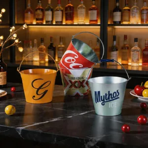 Runder Eiskuebel aus Metallblech mit Henkel, praktischer Bierkuehler fuer Bar und Party.