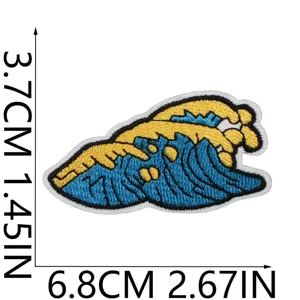 Bestickter Wellen Aufnäher zum Aufbügeln für Jacken, 6,8x3,7 cm blau gelbes Design.