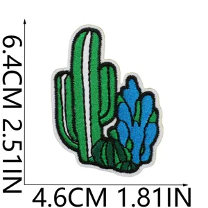 Detaillierte Nahaufnahme des bestickten Kaktus-Stoffaufnähers mit farbigem Blumen-Design.
