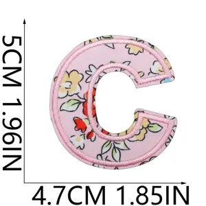 Toppa ricamata lettera C con fiori rosa, applicazione decorativa fai da te per vestiti.