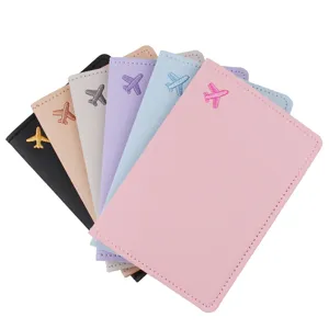 Protège-passeport en cuir PU avec broderie d'avion, pochette de voyage colorée.