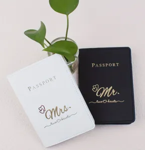 PU Leder Paare Reisepasshülle Set mit weißem und schwarzem Design für Reisekomfort.