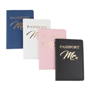Primo piano di copertine per passaporto in pelle PU in vari colori con stampa a caldo.