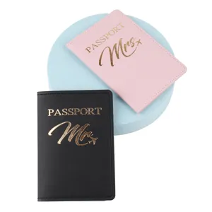 Set di copripassaporto in pelle PU di coppia, nero e rosa con testo stampato in oro, dettaglio.