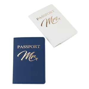 Dettaglio della custodia per passaporto in pelle PU di coppia in blu e bianco.