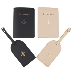 Set porta passaporto ed etichetta valigia in pelle PU con design aereo dorato nero e beige.