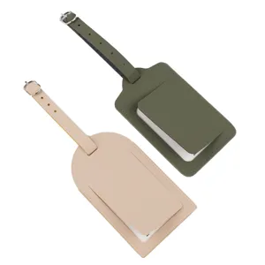 Set di etichette per bagagli in pelle PU verde scuro e beige con fibbia e porta carte.