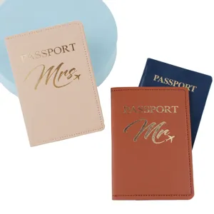 Vista dettagliata di copertine per passaporto in pelle PU con stampa a caldo per viaggi di coppia.