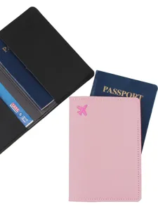 Protège-passeport en cuir PU avec broderie d'avion et fentes pour cartes de voyage.