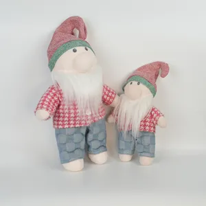 Süßes Weihnachtswichtel Plüschpuppen Set, weiche Stofftiere mit rot karierten Mützen und Kleidung.
