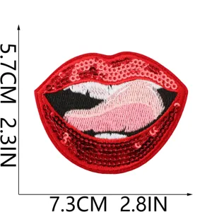 Gros plan d'un patch brodé de lèvres en sequins rouges avec design de langue, détail.