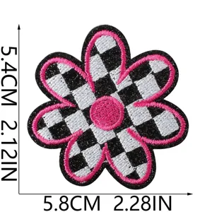 Parche bordado de flor a cuadros retro con dimensiones claras para reparación de chaquetas.