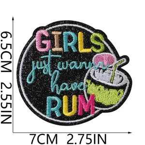 Detalle de parche bordado con texto girls just wanna have rum y lindo diseño de cóctel.