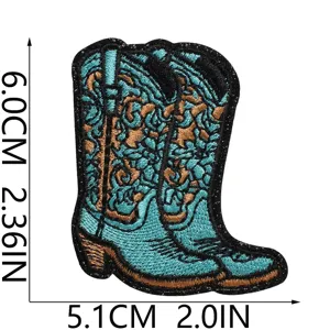 Primer plano detallado de un parche bordado de bota de vaquero western retro azul.