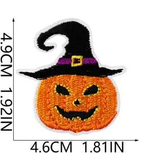 Nahaufnahme des Halloween Kürbis Hexenhut bestickten Aufnähers, feine Stickerei Textur.