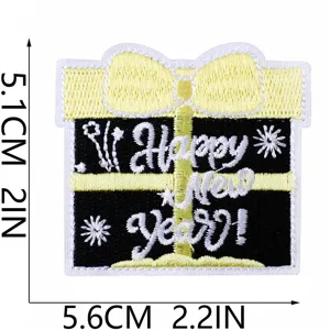 Detailaufnahme des Weihnacht-Geschenkbox-Bestickungsaufnähers mit sauberen Stichen und Maßen.