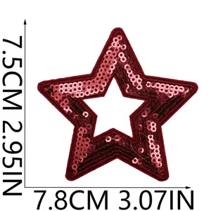 Gros plan d'écusson étoile en sequins rouges, détail scintillant pour déco vêtements.