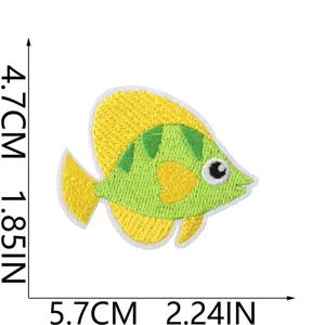 Bunter tropischer Fisch Stickerei Patch, niedlicher Stoffaufnäher für Kleidungsdetails.