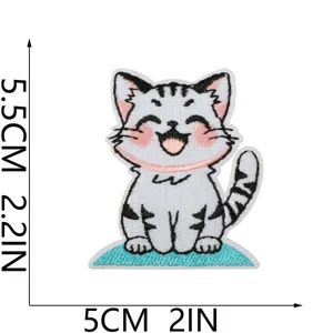 Niedlicher grauer Katzen-Bestickungsflicken für DIY Kleidung und Taschen mit Massangabe.