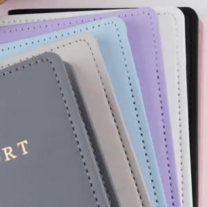 Vista dettagliata di coperture per passaporto in pelle PU colorata con cuciture e logo.