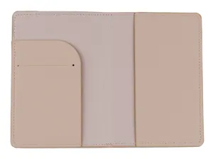 Porta passaporto minimalista in pelle PU beige nude con fessure interne per carte.