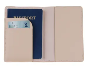Vista dettagliata dell'interno del porta passaporto in pelle PU rosa con tasche.