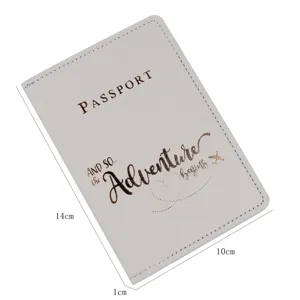 Primo piano dettagliato del porta passaporto in ecopelle PU grigia con scritta dorata.