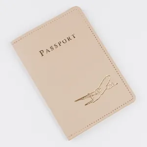 Detailansicht des beige-farbenen PU-Leder-Reisepass-Covers mit goldenem Foliendruck und Flugzeug.