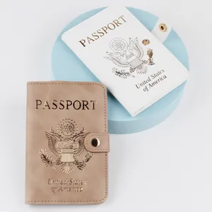 Elegante PU Leder Reisepasshülle Schutzhülle mit Kartenfächern und goldener Prägung.