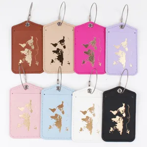 Bunte Leder Kofferanhänger mit Drahtseil und goldenem Weltkarten Design für Reisekoffer.