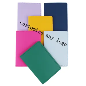 Vista dettagliata di copertine per passaporto in pelle PU colorata con tinte unite vivaci e finitura.