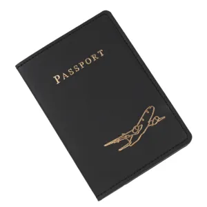 Schwarze PU Leder Reisepasshülle mit goldenem Flugzeug Muster und eleganter Aufschrift.