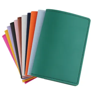 Custodia per passaporto in pelle PU multicolore, organizer per documenti impermeabile ideale.