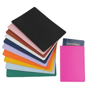 Vista dettagliata di copertine per passaporto in pelle PU colorata con varie opzioni cromatiche.
