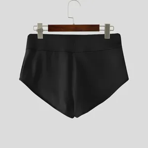 Vista di dettaglio ravvicinata di pantaloncini sportivi fitness stretti neri a vita alta.